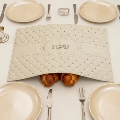 כיסוי חלה מהודר דמוי עור לבן ״מעויינים״