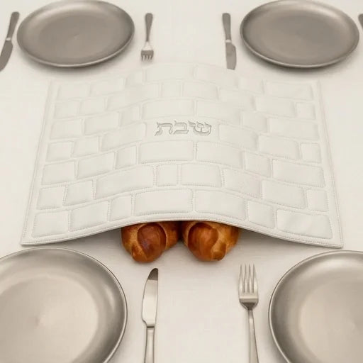 כיסוי חלה מהודר ״כותל בולט״ דמוי עור לבן
