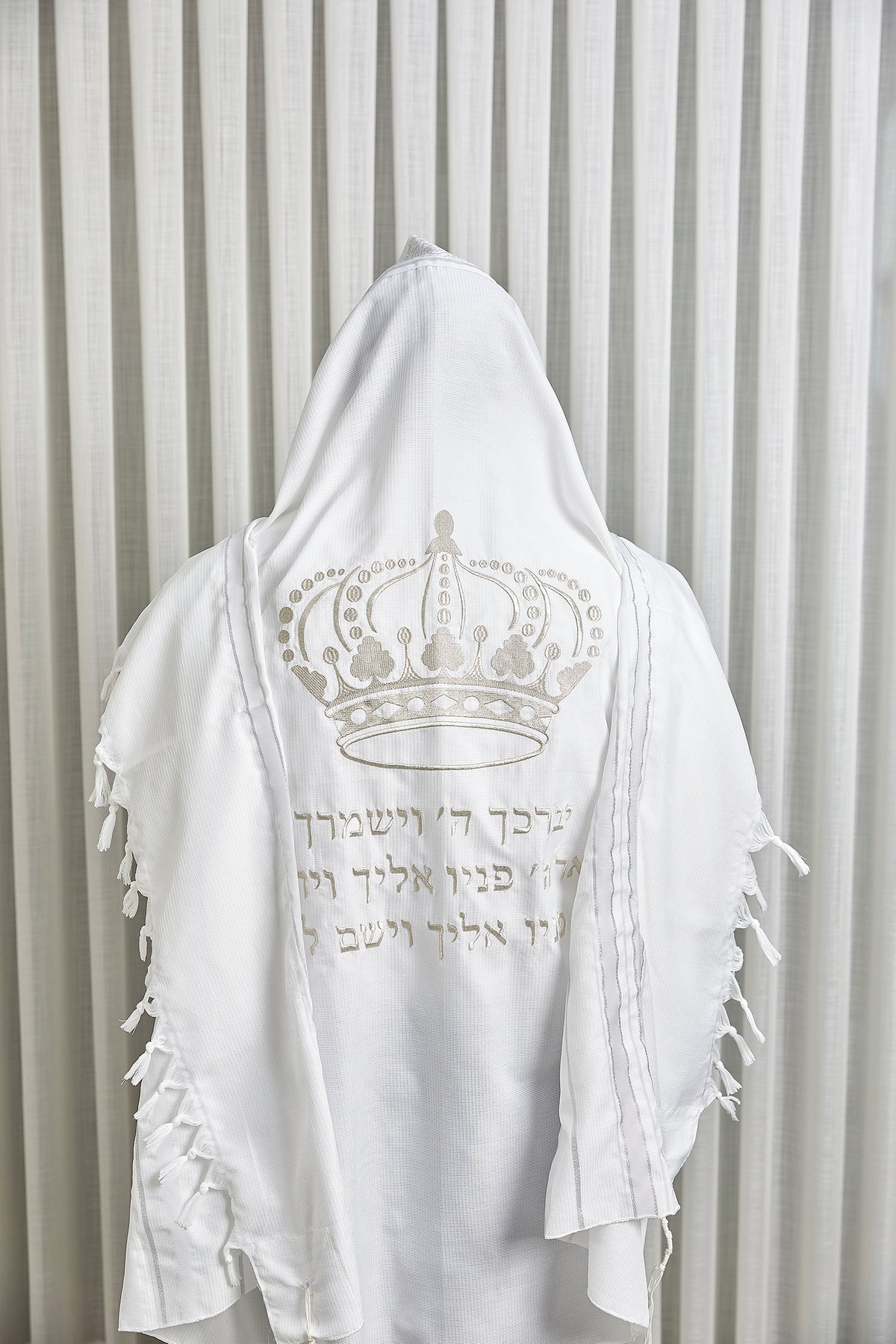 טלית ״מופת״ חתנים - פסים כסף ריקמה כתר